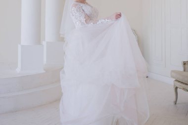 Gelin stüdyoda yalnızdı.