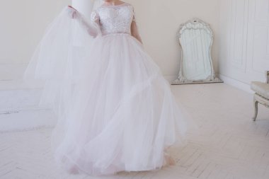 Gelin stüdyoda yalnızdı.