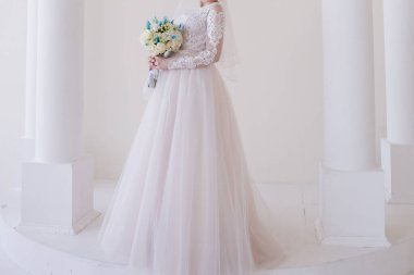 Gelin elinde buketle stüdyoda.