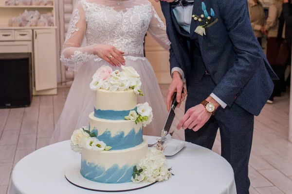 Braut Und Bräutigam Schneiden Hochzeitstorte — Stockfoto