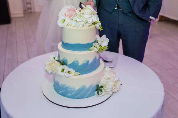 Наречений Наречений Вирізали Весільний Торт — стокове фото
