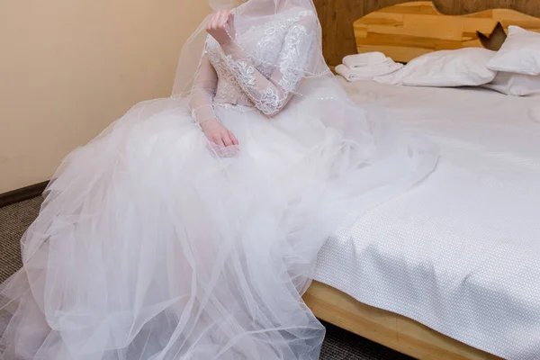 Die Braut Sitzt Auf Dem Bett — Stockfoto