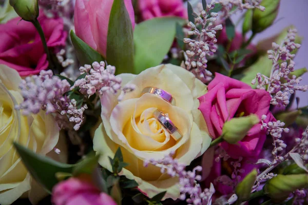 Blommor Och Vigselringar — Stockfoto