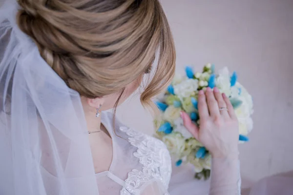 新娘手里拿着一束花在演播室里 — 图库照片
