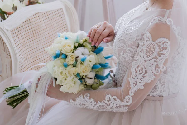 Braut Atelier Mit Einem Strauß Der Hand — Stockfoto