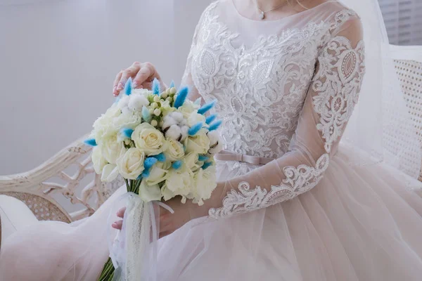 Braut Atelier Mit Einem Strauß Der Hand — Stockfoto