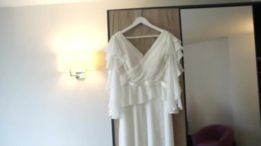 Gelinlik askıda asılı.