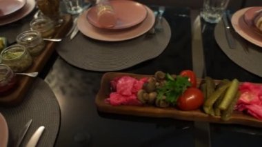 bir restoranda bir tabakta yemek