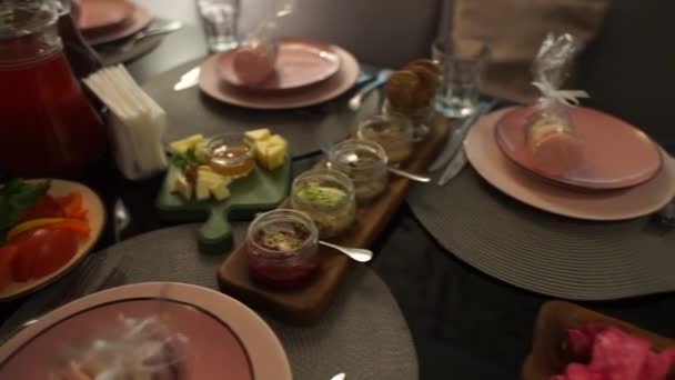 Nourriture dans une assiette dans un restaurant 