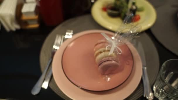 Bir Restoranda Bir Tabakta Yemek — Stok video