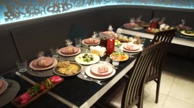 Lokantada tabakta yemek