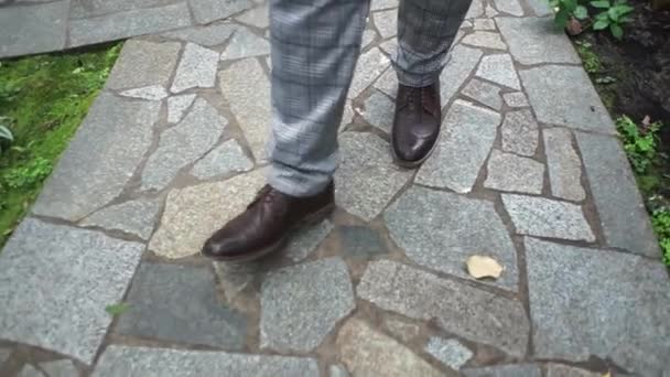 Hombre Caminando Zapatos Asfalto — Vídeo de stock