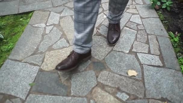 Uomo Scarpe Passeggio Sull Asfalto — Video Stock