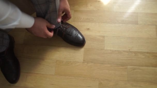 Uomo Allacciatura Lacci Delle Scarpe Scarpe — Video Stock