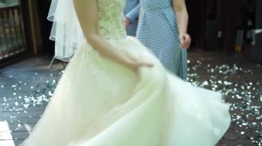 Gelin yalnız dans ediyor.