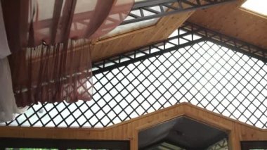 Ahşap ve camdan yapılmış restoran çatısı.