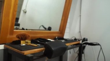Aksesuarlı kuaför masası.