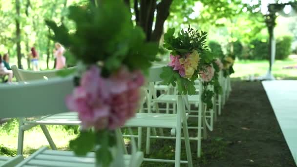 décor de chaises pour une cérémonie de mariage 