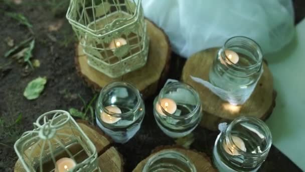 Bougies Sur Sol Dans Forêt Brûlent — Video