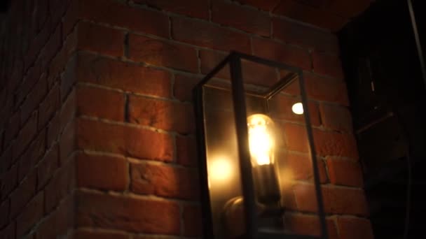 Lampe Hängt Einer Ziegelwand — Stockvideo
