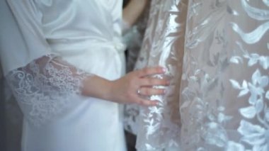 Gelin elbisenin yanında piignoir giymiş.