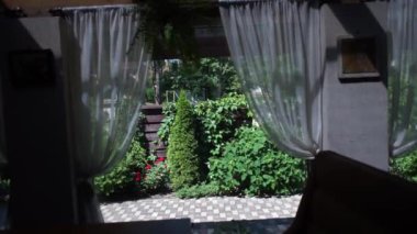 Pencereden bahçe manzarası