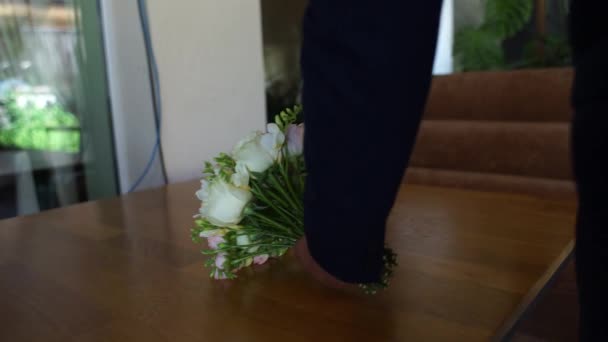 Sposo Raccoglie Bouquet Sposa — Video Stock