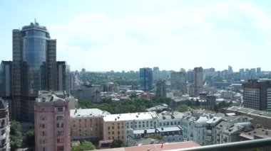 Yüksek bir katın penceresinden görünüm