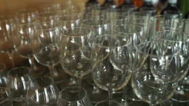 Restoranda boş şarap kadehleri.