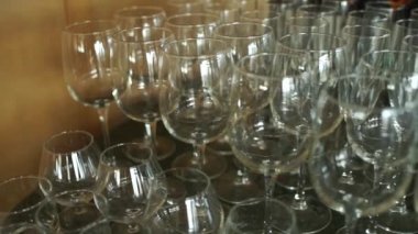 Restoranda boş şarap kadehleri.