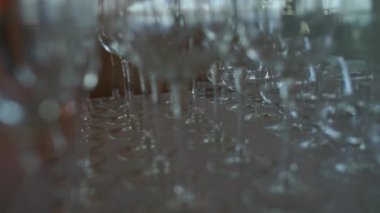 Restoranda boş şarap kadehleri.