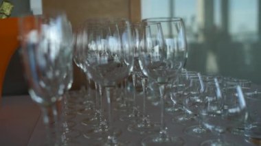 Restoranda boş şarap kadehleri.