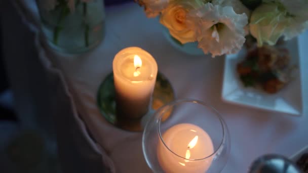 Brennende Kerzen Auf Einem Tisch Einem Restaurant — Stockvideo