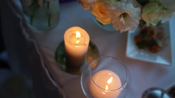 Queimando Velas Uma Mesa Restaurante — Vídeo de Stock