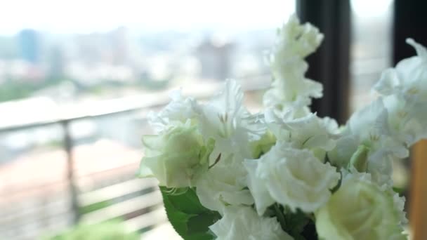 Witte Bloemen Het Balkon Van Een Hoge Verdieping — Stockvideo