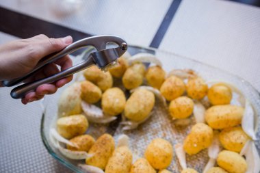 Soğanlı patates ve sarımsak.