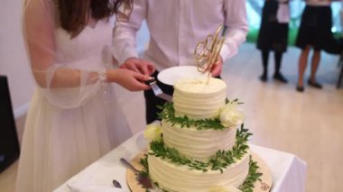 Gelin ve damat düğün pastası kestiler.