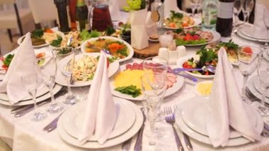 Bir restoranda yemek ve içki.