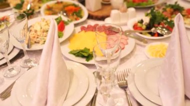 Restoranda yemek olan bir düğün masası.
