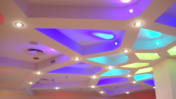 Kleurrijk Plafond Bij Disco — Stockvideo