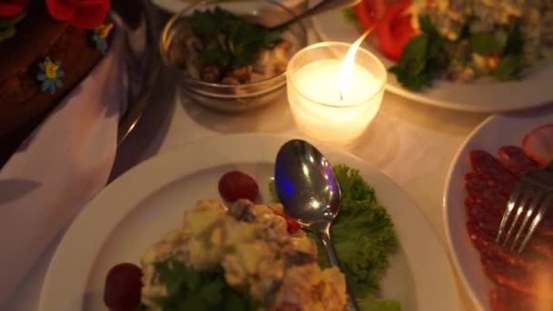 Eine Kerze Brennt Auf Einem Tisch Einem Restaurant — Stockvideo