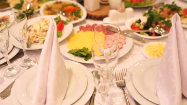 Bruiloft Tafel Met Eten Een Restaurant — Stockvideo