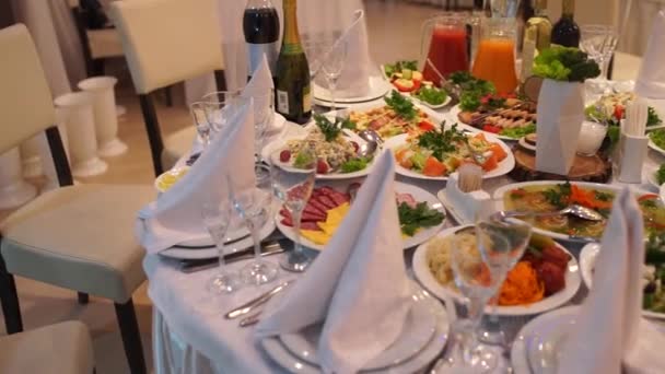 Svatební Stůl Jídlem Restauraci — Stock video