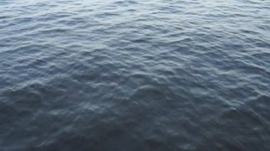 Dalgalı karanlık deniz suyu