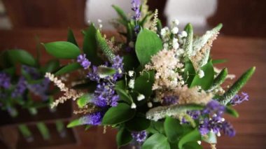 Masadaki çiçek dekoru