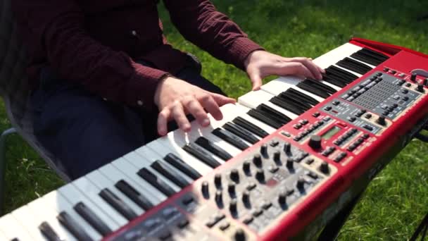 Man Speelt Synthesizer — Stockvideo