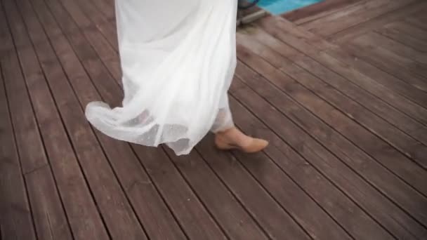 Sposa Cammina Nel Pavimento Legno — Video Stock