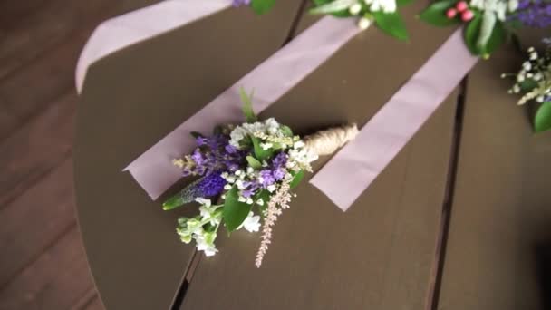 Blumenschmuck Auf Dem Tisch — Stockvideo