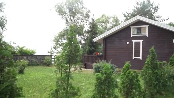 Weide Met Bomen Buurt Van Een Restaurant Het Bos — Stockvideo