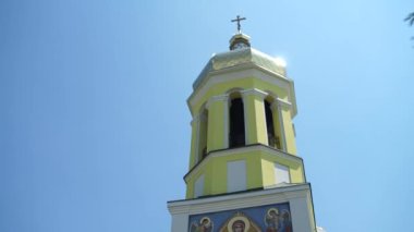 Kubbelerle kilise cephesi